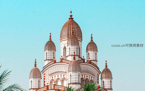 蓝天映衬下，印度教神庙多塔结构庄严神圣