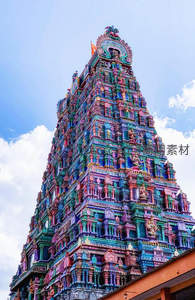 色彩斑斓的南印度神庙高塔直指蓝天