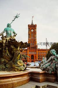 柏林市政厅前青铜海神雕像守护着历史红砖建筑
