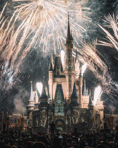 烟花绽放夜空，迪士尼城堡梦幻如童话