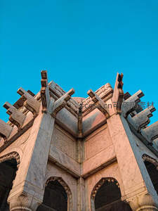 仰拍古寺飞檐斗拱映衬碧空如洗