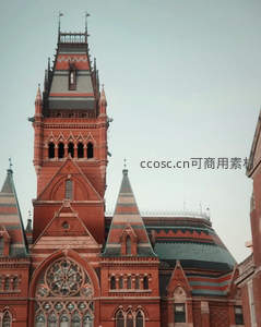 哥特式红砖教堂尖塔直指苍穹
