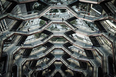 蜂巢结构的现代建筑内部空间