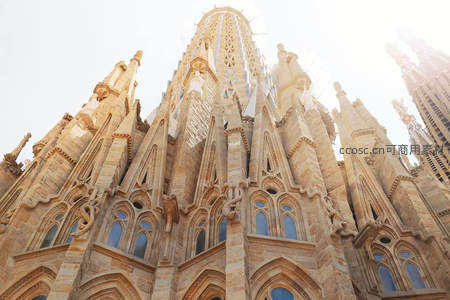 圣家堂高耸尖塔仰拍展现哥特式细节