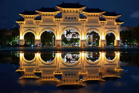 夜色中的自由广场牌楼倒影如画