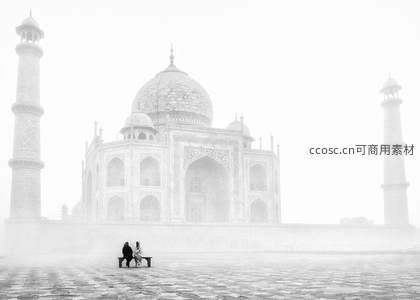 雾中泰姬陵前静坐的恋人