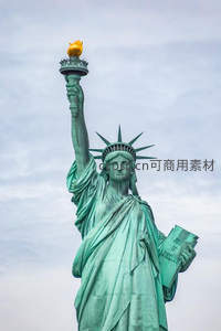 自由女神像高举火炬仰望