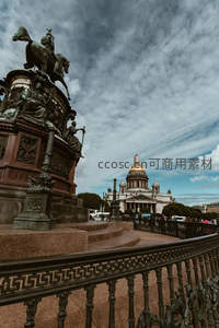 圣彼得堡冬宫广场上的骑马雕像与金顶教堂