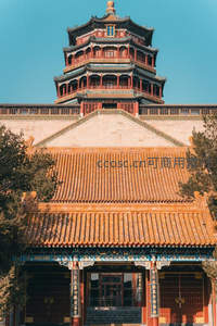 颐和园佛香阁金顶辉煌，琉璃瓦映衬蓝天如画