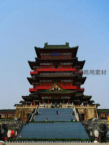 滕王阁巍峨耸立，红墙绿瓦映蓝天