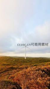 山丘之上，风车静立于云海之间