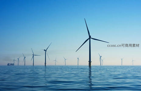 蔚蓝海面上的海上风电场剪影