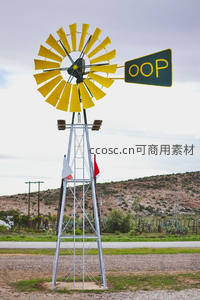 复古黄色风车矗立乡间路旁