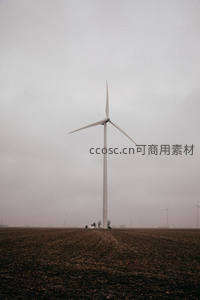 孤寂风车矗立于广袤田野之上