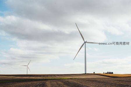 晴空下的风车群守护金色原野