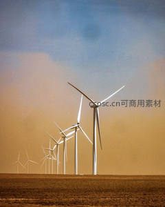风车阵列矗立在黄昏的旷野之上