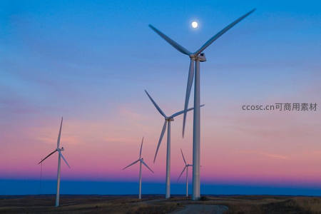暮色苍穹下风车剪影与明月相伴