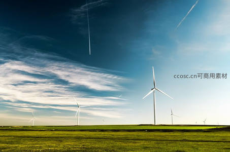 广阔草原上的风力发电场晴空万里