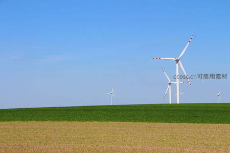 蓝天下的田野与风力发电机阵列