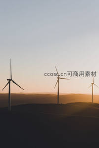 日落时分山丘上的风力发电机剪影