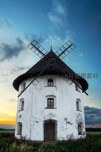 夕阳余晖中，古老风车诉说岁月故事