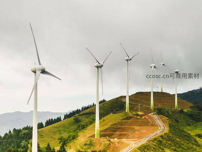 云雾山巅的风力发电阵列