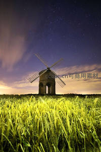 星空下的古老风车与金色麦田梦幻夜景