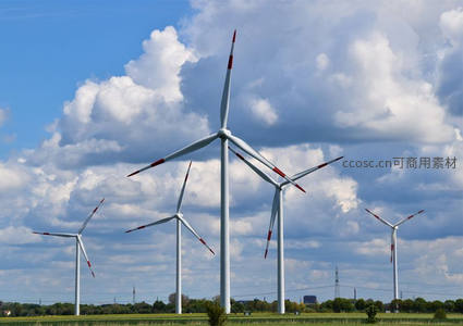 蓝天白云下现代风车群的清洁能源图景