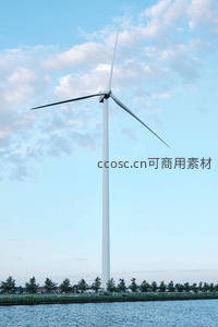 湖畔水边高耸入云的巨型风力发电机