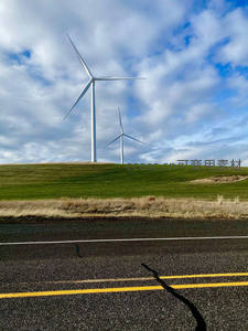 公路旁山坡上的风力发电机