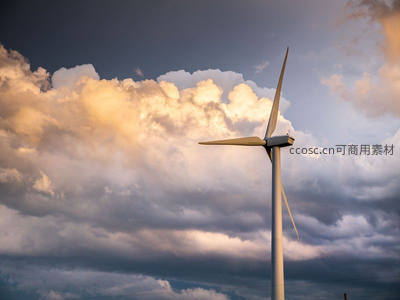 夕阳云霞中的孤傲风力发电机