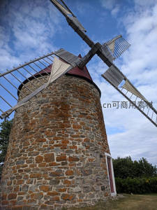 仰拍视角下布满苔藓的古老石风车细节