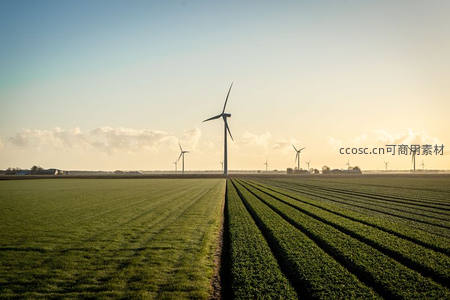 日落时分田野里的风力发电群