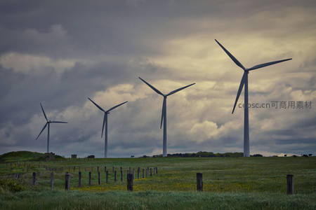 乌云下的风力发电机群