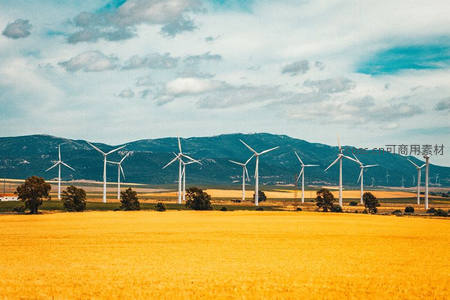 金色麦田与远山风车阵列
