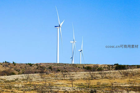 荒野丘陵上三座风力发电机群