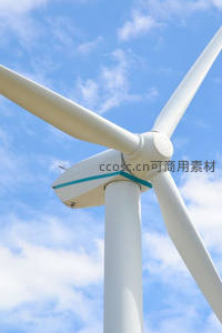 仰拍视角下的风力发电机细节