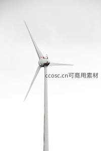 白色风力发电机特写仰拍