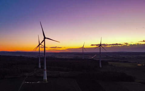 日落时分航拍风车群剪影壮丽如画