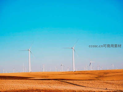 晴空万里下金色原野风车林立