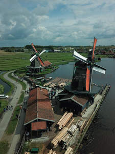 航拍荷兰风车村游客如织木料堆积