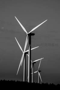 黑白光影中的风力发电机，简约而有力