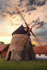 古朴石磨风车矗立黄昏，历史与田园交融