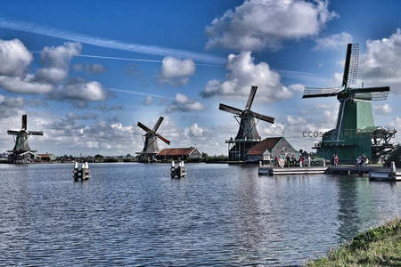 荷兰运河边历史悠久的木制风车群