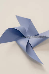 淡蓝色纸风车微距特写