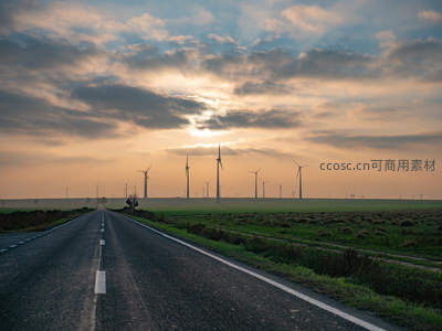 乡间公路尽头的风力发电场日落