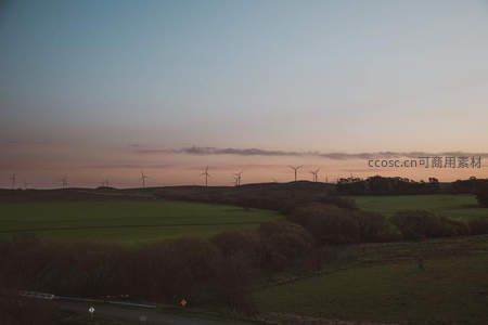 暮色中的风车田野，宁静而壮丽