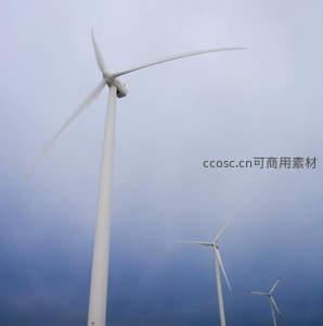 仰拍视角下白色风车直指灰蓝苍穹