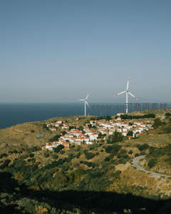 海边山城与风车共舞的风景画