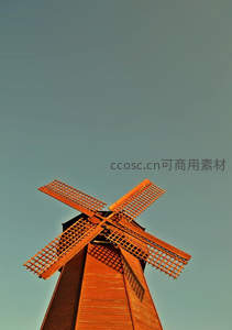 仰望古朴木制风车，沐浴晴空之下